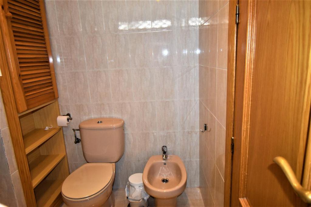 Kúpeľňa v ubytovaní Pueblo Torrequebrada, Benalmadena 2 Bed Apt