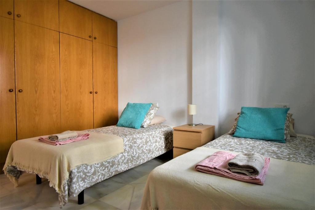Posteľ alebo postele v izbe v ubytovaní Pueblo Torrequebrada, Benalmadena 2 Bed Apt