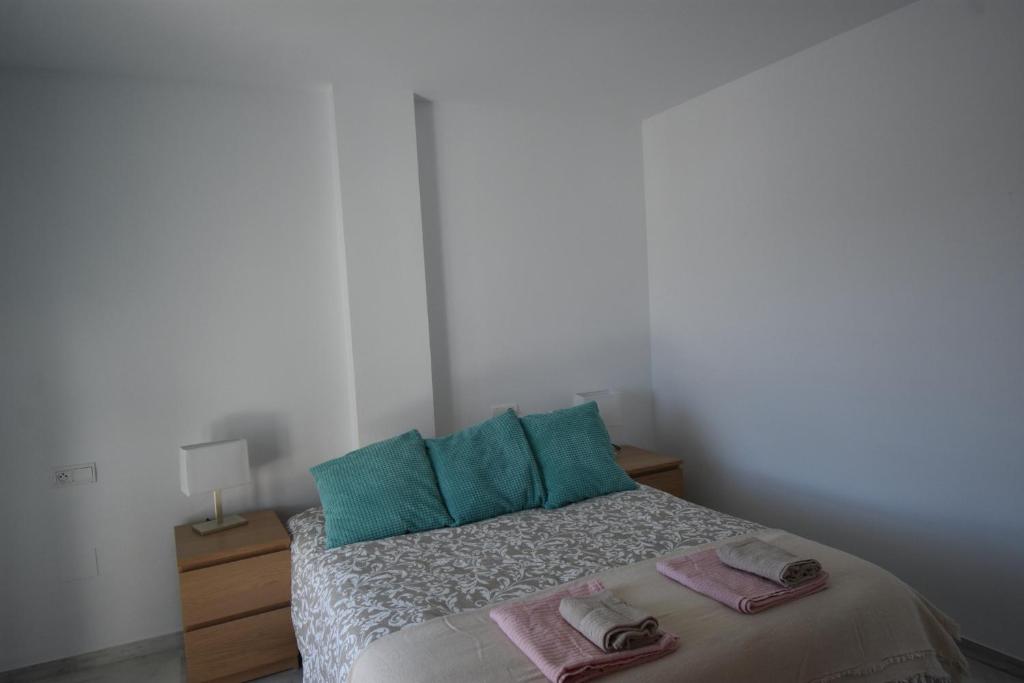 Posteľ alebo postele v izbe v ubytovaní Pueblo Torrequebrada, Benalmadena 2 Bed Apt