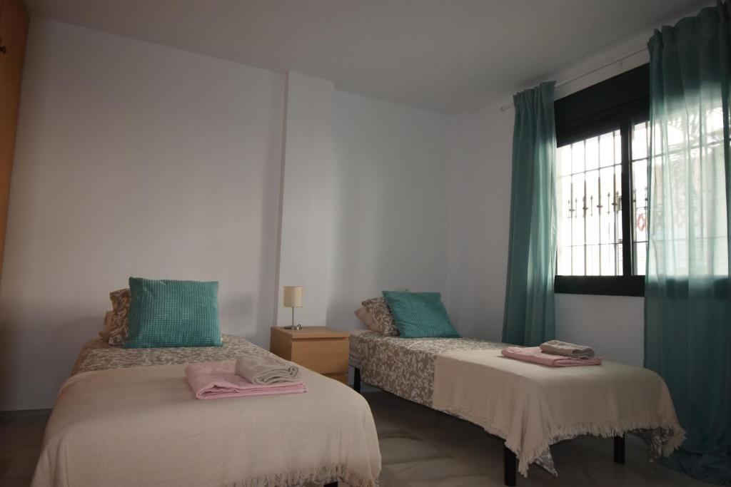 Posteľ alebo postele v izbe v ubytovaní Pueblo Torrequebrada, Benalmadena 2 Bed Apt