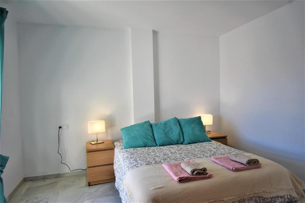 Posteľ alebo postele v izbe v ubytovaní Pueblo Torrequebrada, Benalmadena 2 Bed Apt