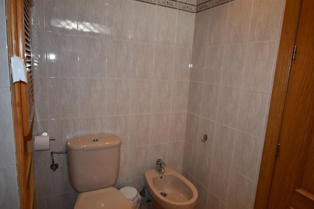 Kúpeľňa v ubytovaní Pueblo Torrequebrada, Benalmadena 2 Bed Apt