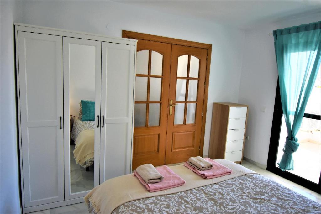 Posteľ alebo postele v izbe v ubytovaní Pueblo Torrequebrada, Benalmadena 2 Bed Apt