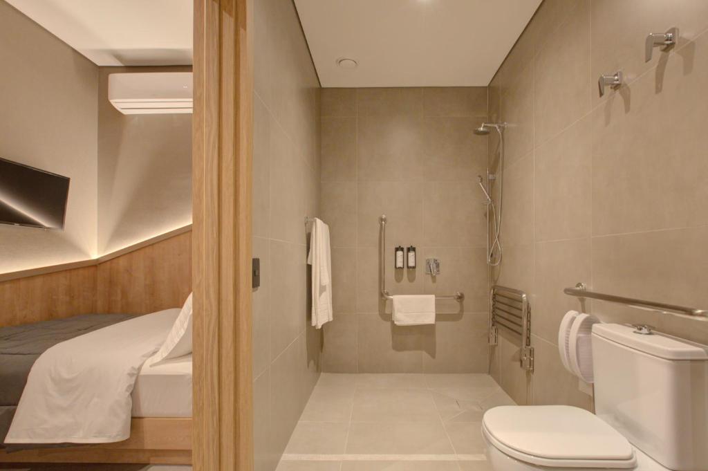 Ein Badezimmer in der Unterkunft Fast Sleep Suites by Slaviero Hoteis - Hotel dentro do Aeroporto de Guarulhos - Terminal 2 - desembarque oeste