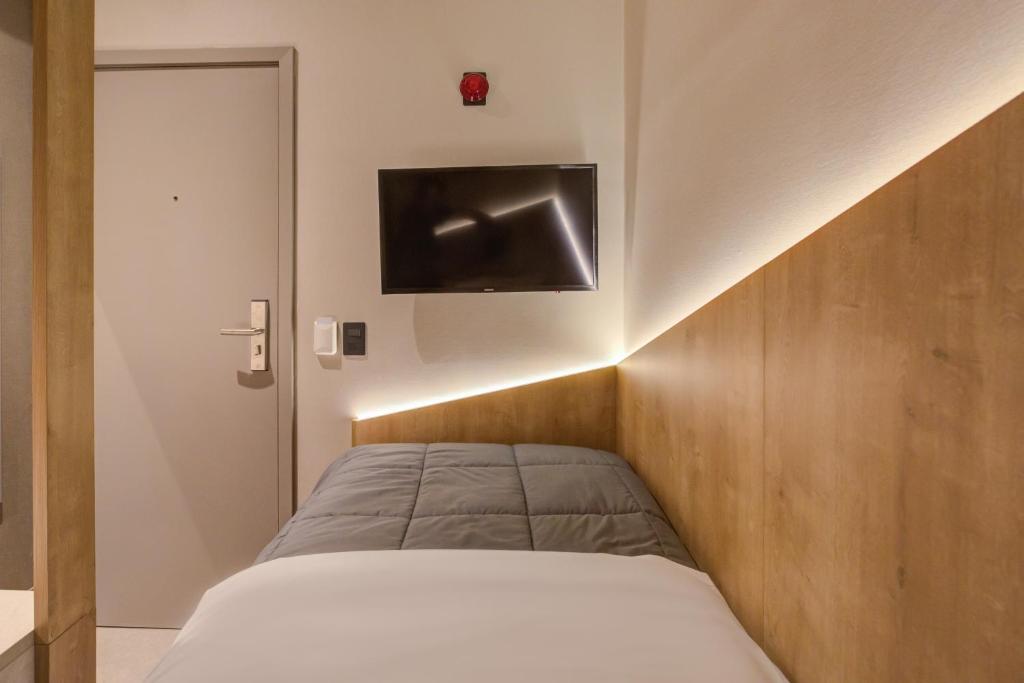 Ein Bett oder Betten in einem Zimmer der Unterkunft Fast Sleep Suites by Slaviero Hoteis - Hotel dentro do Aeroporto de Guarulhos - Terminal 2 - desembarque oeste