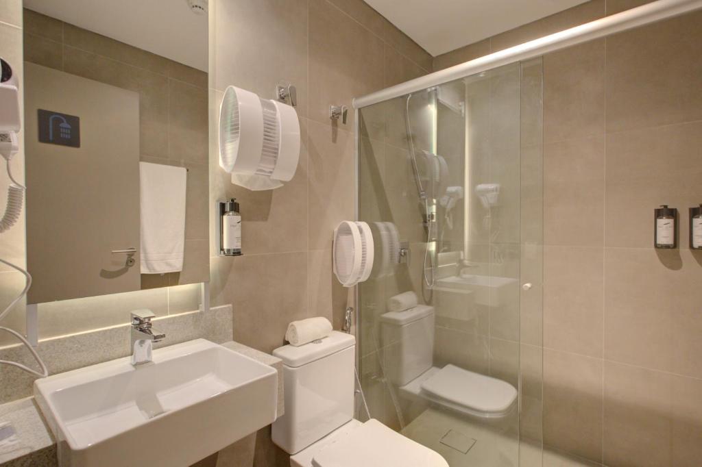 Ein Badezimmer in der Unterkunft Fast Sleep Suites by Slaviero Hoteis - Hotel dentro do Aeroporto de Guarulhos - Terminal 2 - desembarque oeste