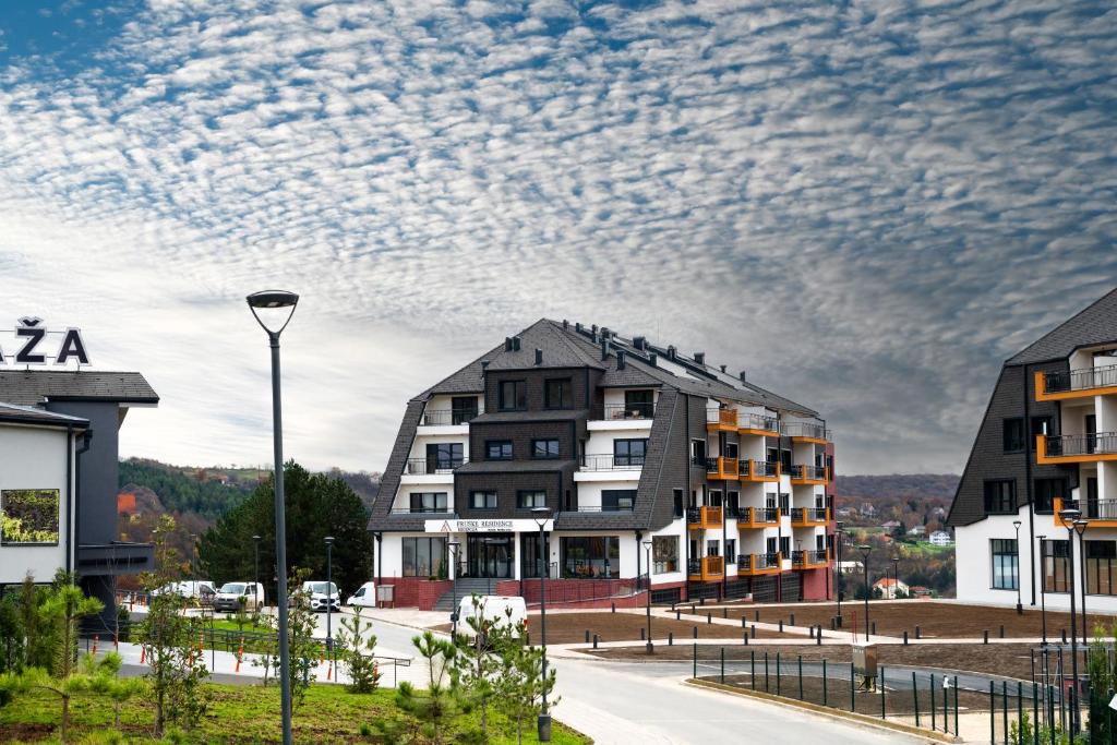 un edificio en una calle bajo un cielo nublado en Fruške Residences en Vrdnik