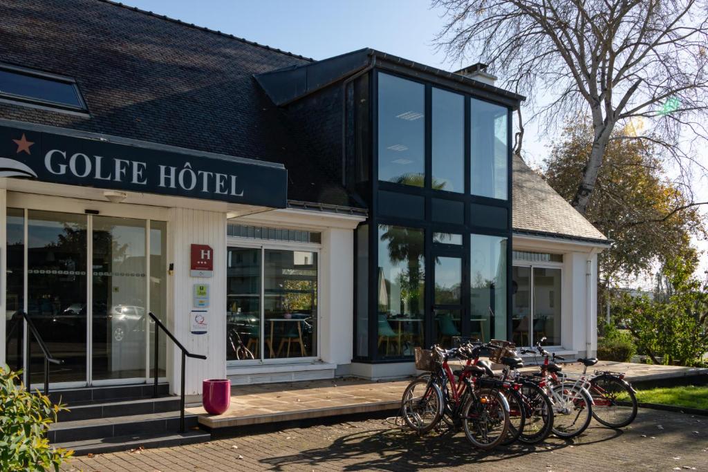 Jízda na kole v ubytování Logis Golfe Hotel nebo okolí