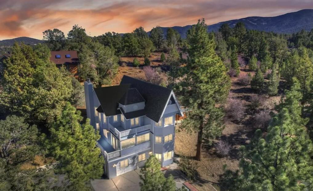 Snow White's Castle - Rare Victorian home nestled in the trees with Hot Tub  and Pool Table! home, Big Bear City – 2023 legfrissebb árai