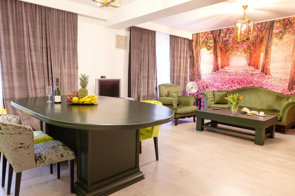 ein Wohnzimmer mit einem Tisch und Stühlen in der Unterkunft Phoenicia Suites Baneasa in Bukarest