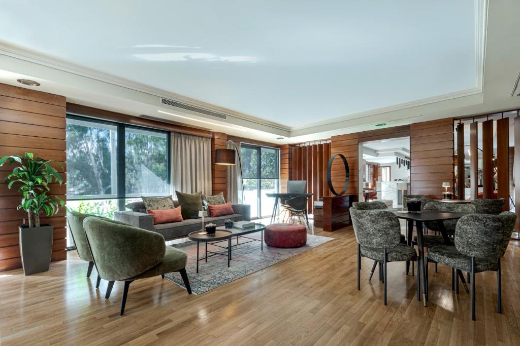 Posedenie v ubytovaní Blazer Suites Hotel