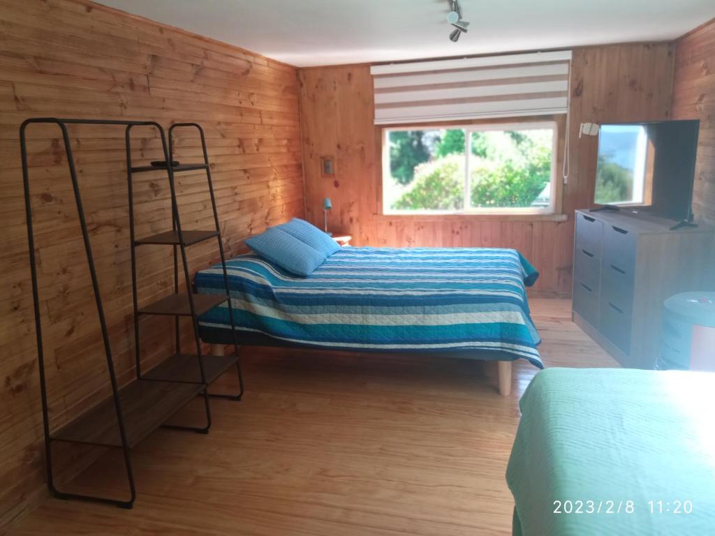 1 dormitorio con litera y escalera en Azul y Verde B&B, en Ancud