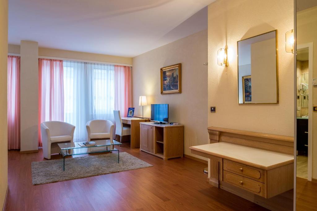 TV a/nebo společenská místnost v ubytování Hotel Century