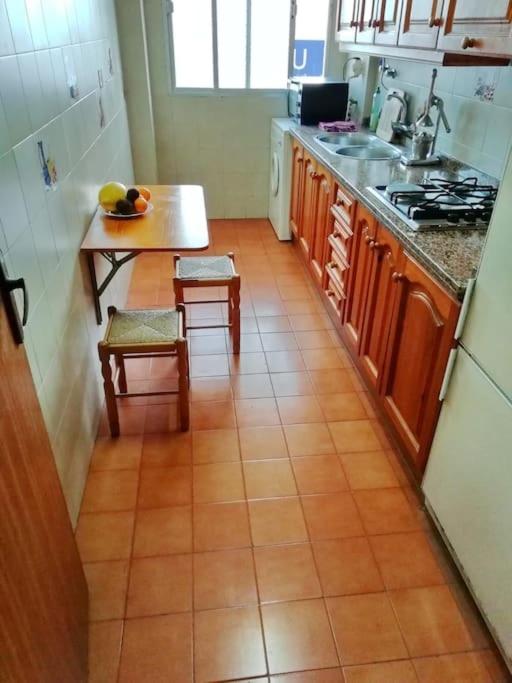 Kuchyňa alebo kuchynka v ubytovaní Salobreña Piso a 900m playa con cochera doble y wifi