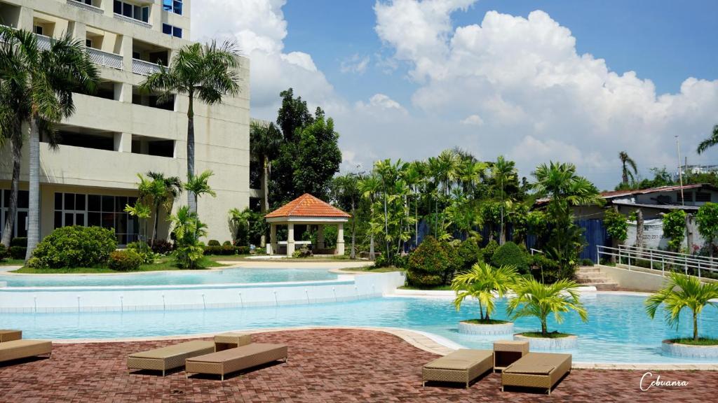 Bazén v ubytování La Mirada Deluxe Suites with Oceanview nebo v jeho okolí