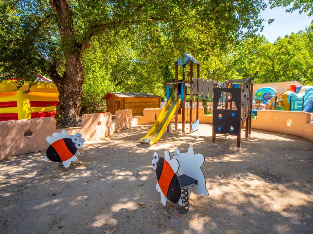 Herní místnost nebo prostor pro děti v ubytování Camping Hotel Les Rives du Loup
