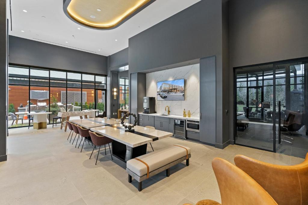 a dining room with a table and some chairs at WhyHotel by Placemakr, Columbia in Columbia