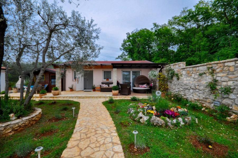 Κήπος έξω από το Holiday Home T