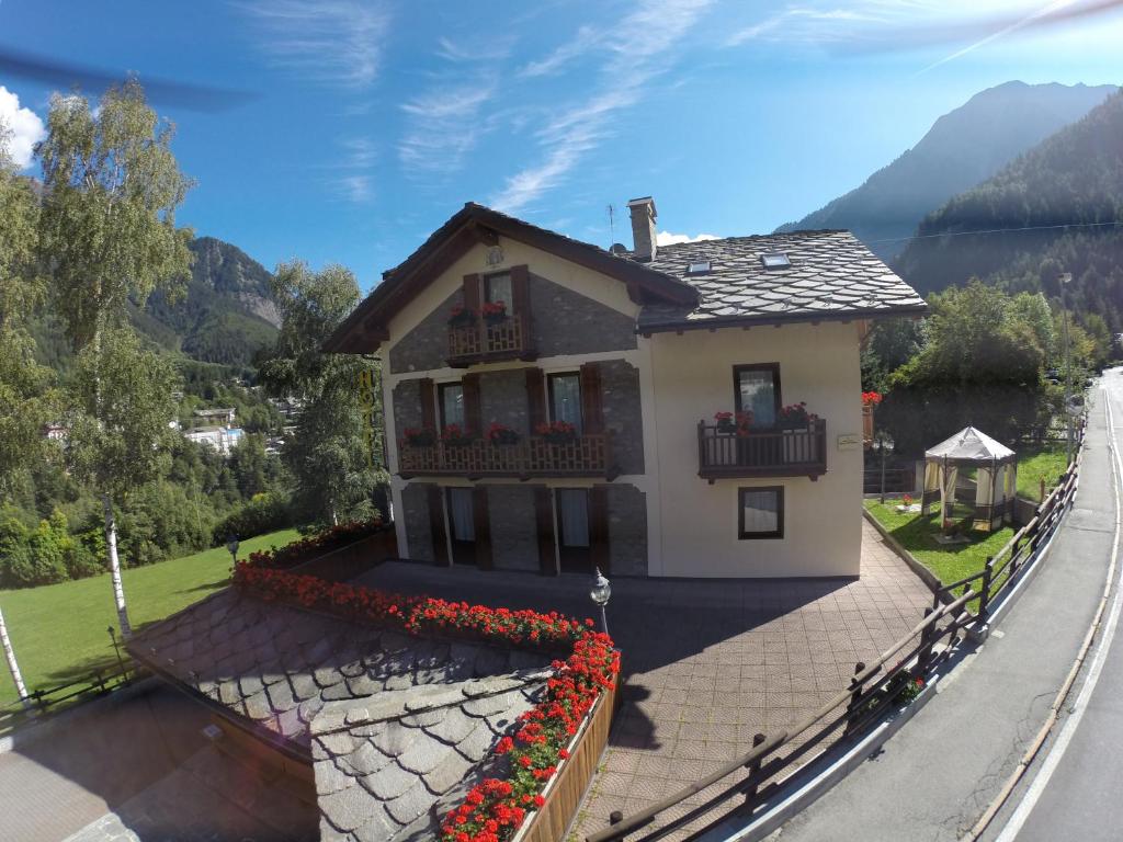 Nespecifikovaný výhled na hory nebo výhled na hory při pohledu z hotelu