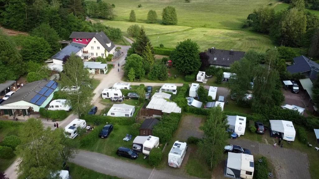 een luchtzicht op een camping met geparkeerde voertuigen bij Camping Waldfrieden in Saarburg