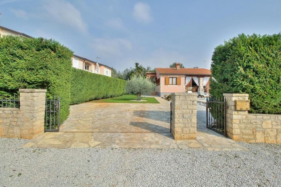 a driveway with a gate in a yard at Villa Moira in Tar