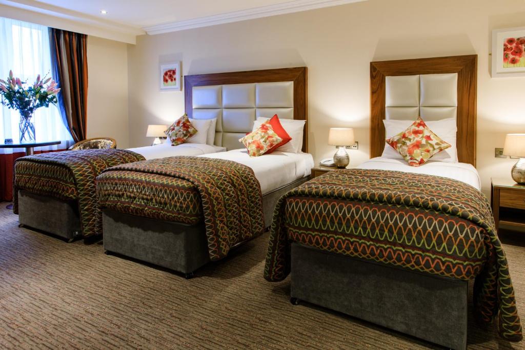 Una cama o camas en una habitación de Grand Hotel Tralee