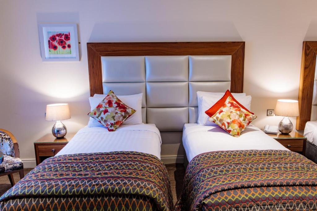 Una cama o camas en una habitación de Grand Hotel Tralee