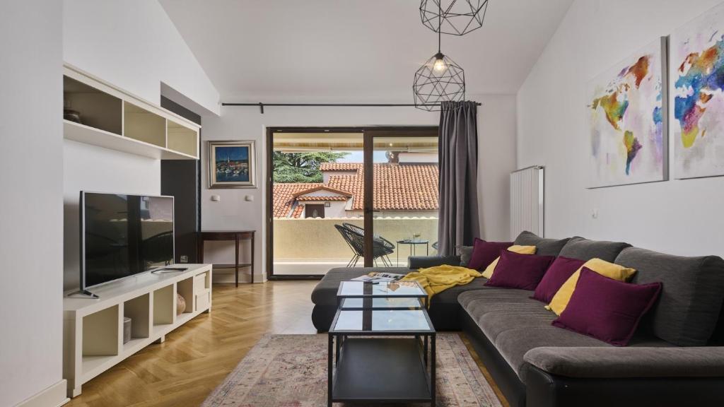 a living room with a couch and a tv at Apartment Iriska in Novigrad Istria
