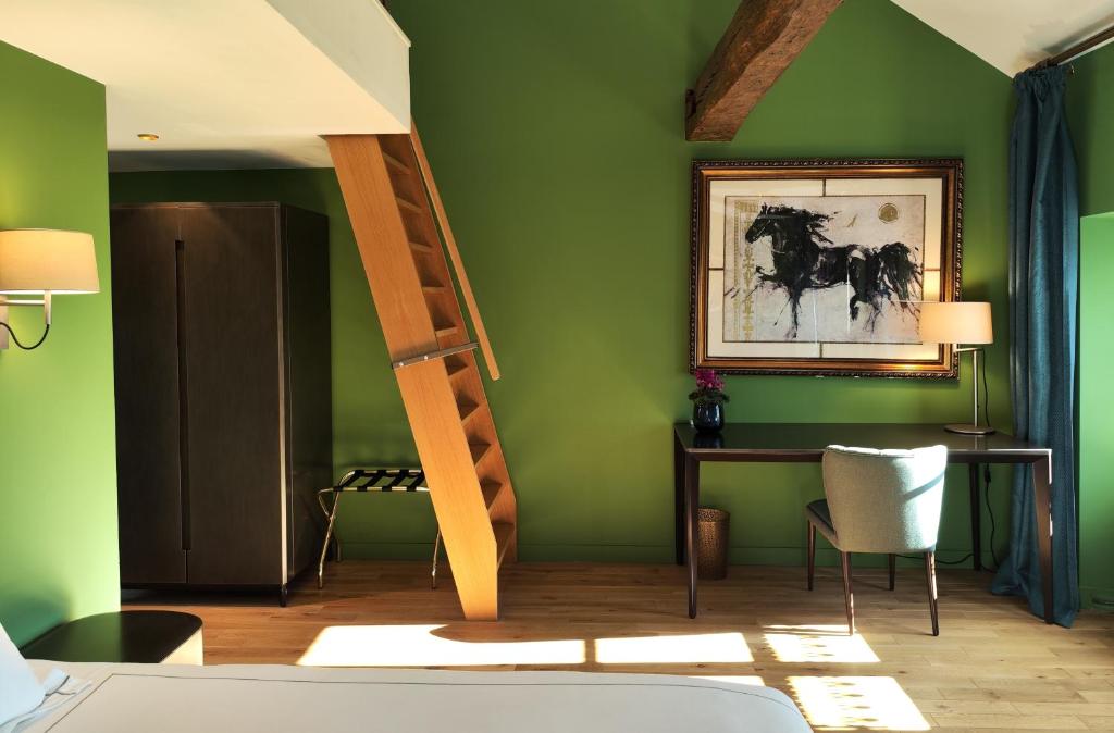CHATEAU DE BRINVILLE - Family Room