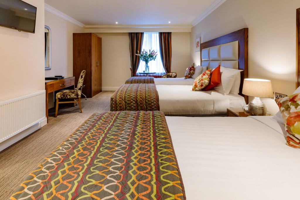 Una cama o camas en una habitación de Grand Hotel Tralee