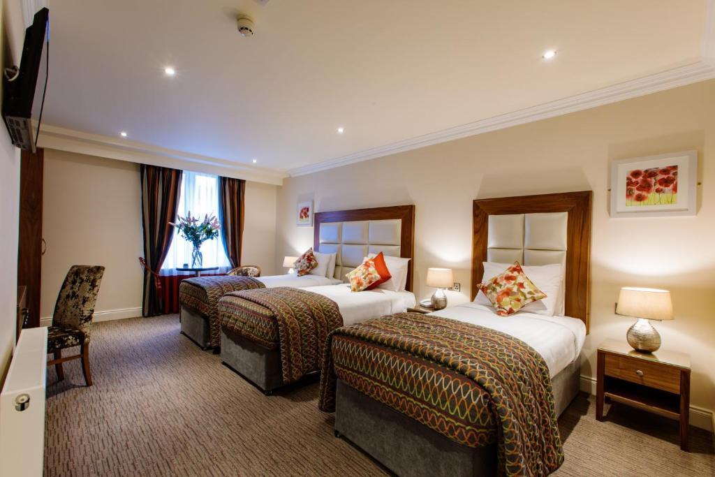 Una cama o camas en una habitación de Grand Hotel Tralee