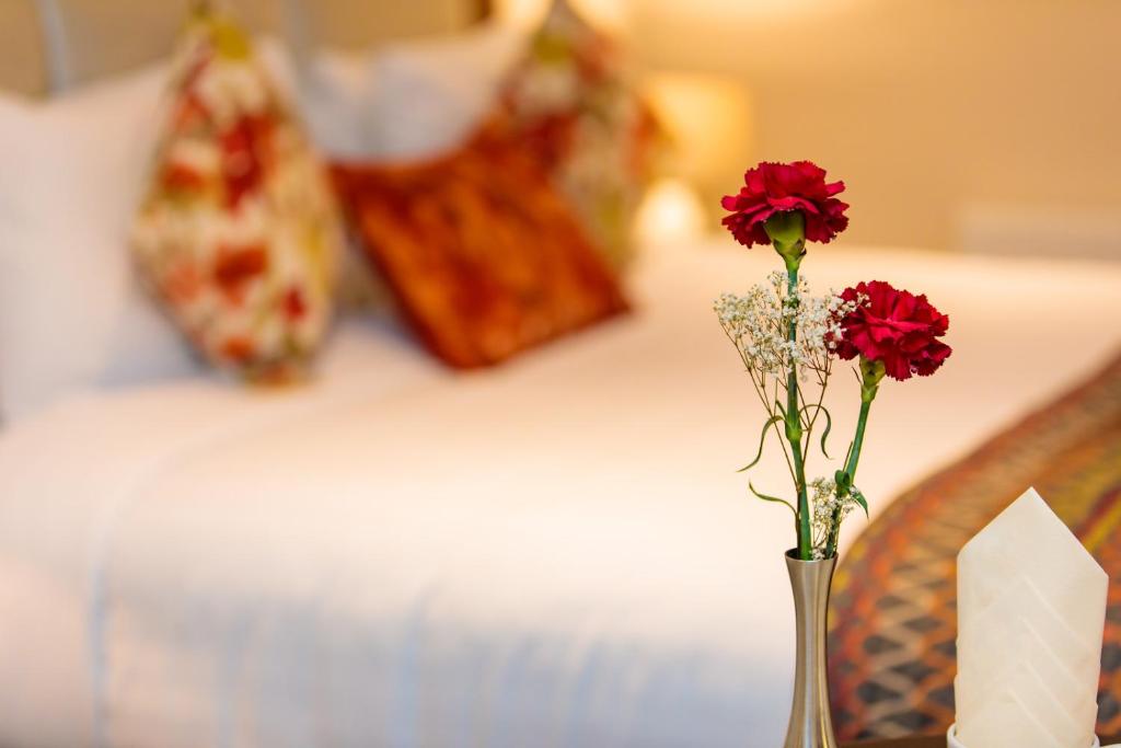 Una cama o camas en una habitación de Grand Hotel Tralee