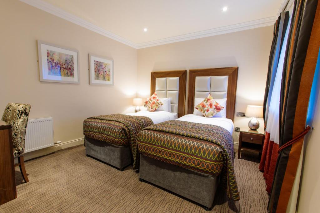 Una cama o camas en una habitación de Grand Hotel Tralee