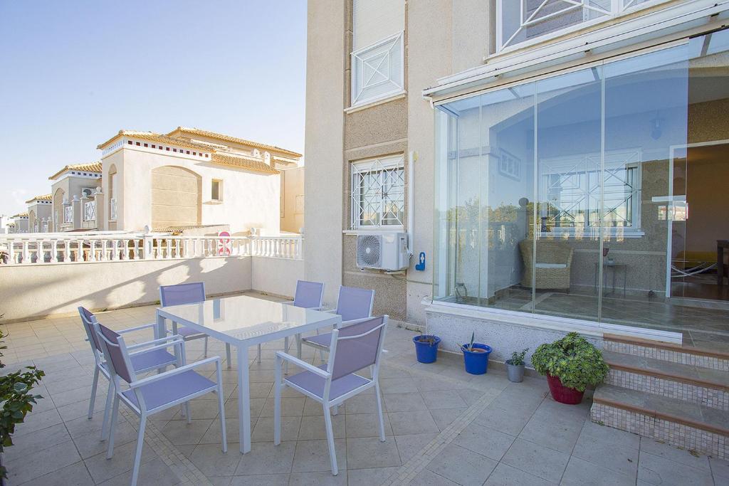 eine Terrasse mit einem Tisch und Stühlen auf dem Balkon in der Unterkunft 002 Casa Sofia - Alicante Holiday in Torrevieja