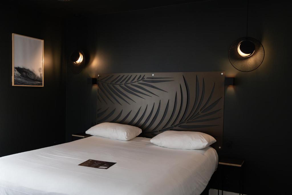 Postel nebo postele na pokoji v ubytování Logis Golfe Hotel