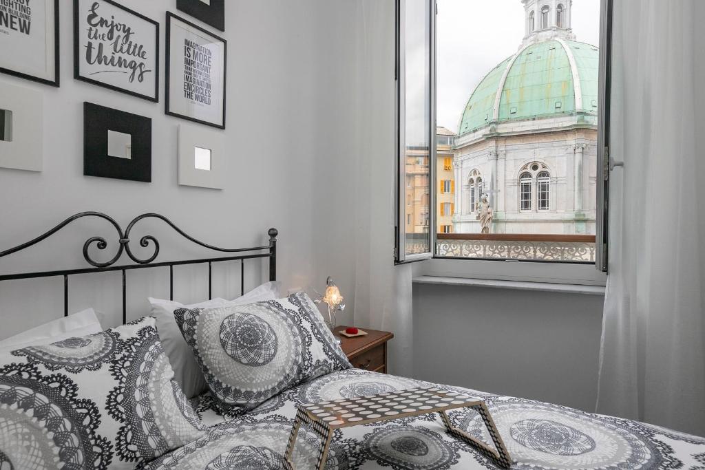 1 dormitorio con 1 cama y una ventana con un edificio en Real Italian Estate - Luxury Black&White, en Génova
