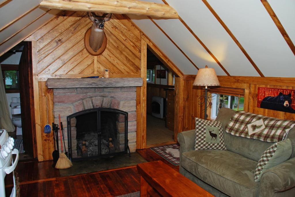una sala de estar con chimenea en una casa en Covewood Lodge, 