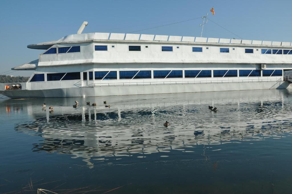 un gran crucero sentado en el agua en Hotel Brod Panini Veles, en Veles