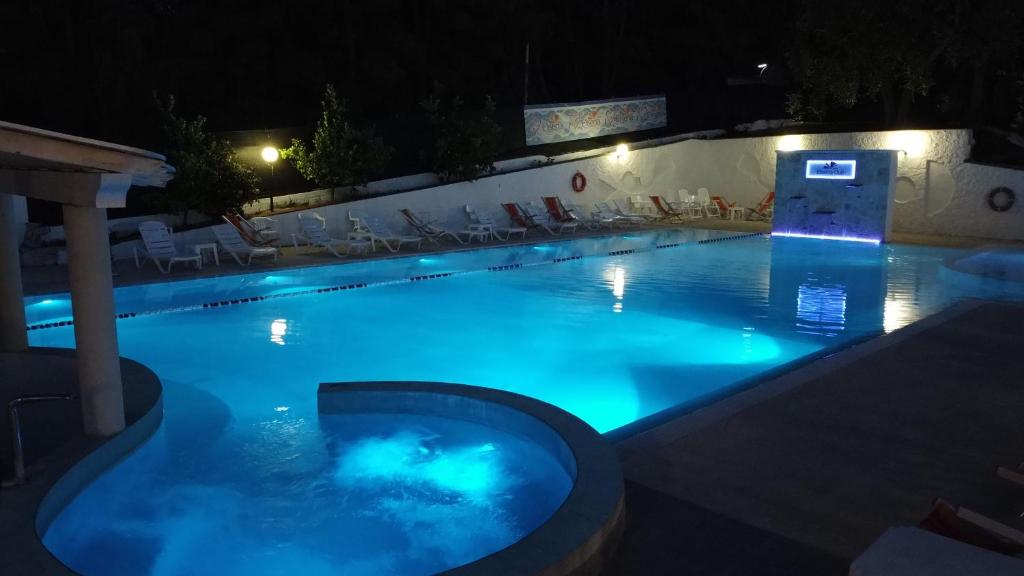 Bazén v ubytování Villaggio Elisena nebo v jeho okolí