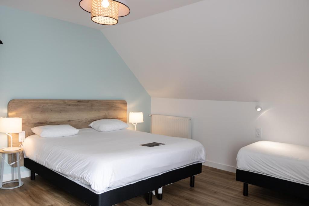 Postel nebo postele na pokoji v ubytování Logis Golfe Hotel