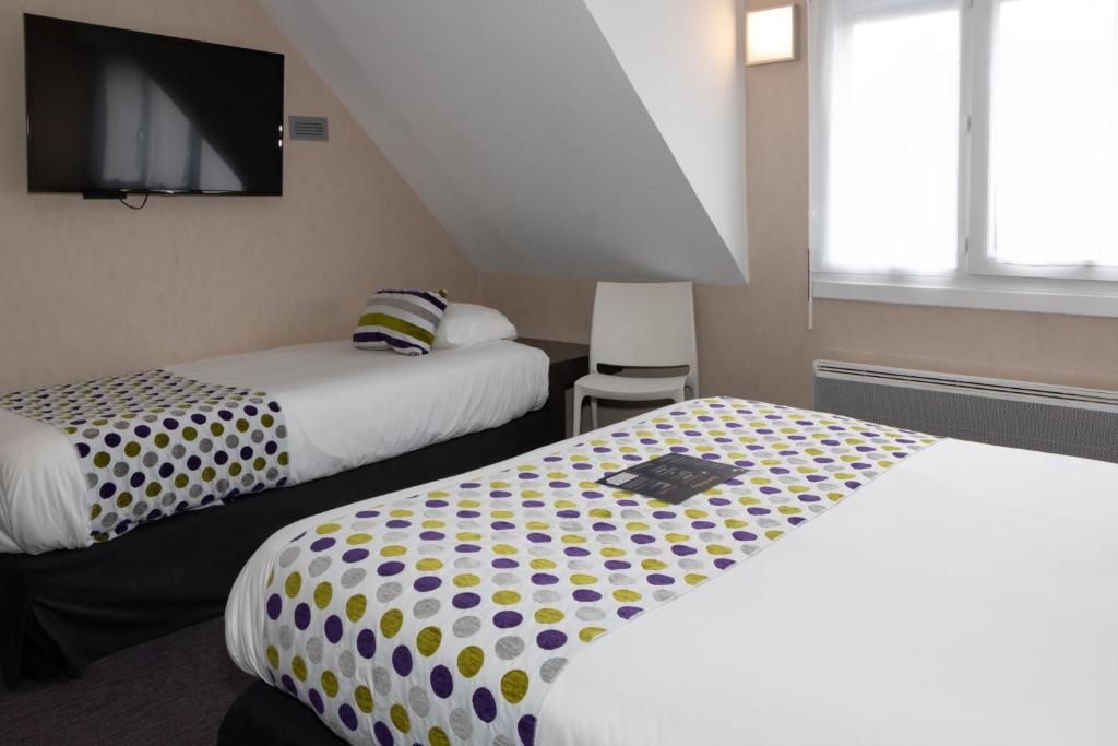 Postel nebo postele na pokoji v ubytování Logis Golfe Hotel