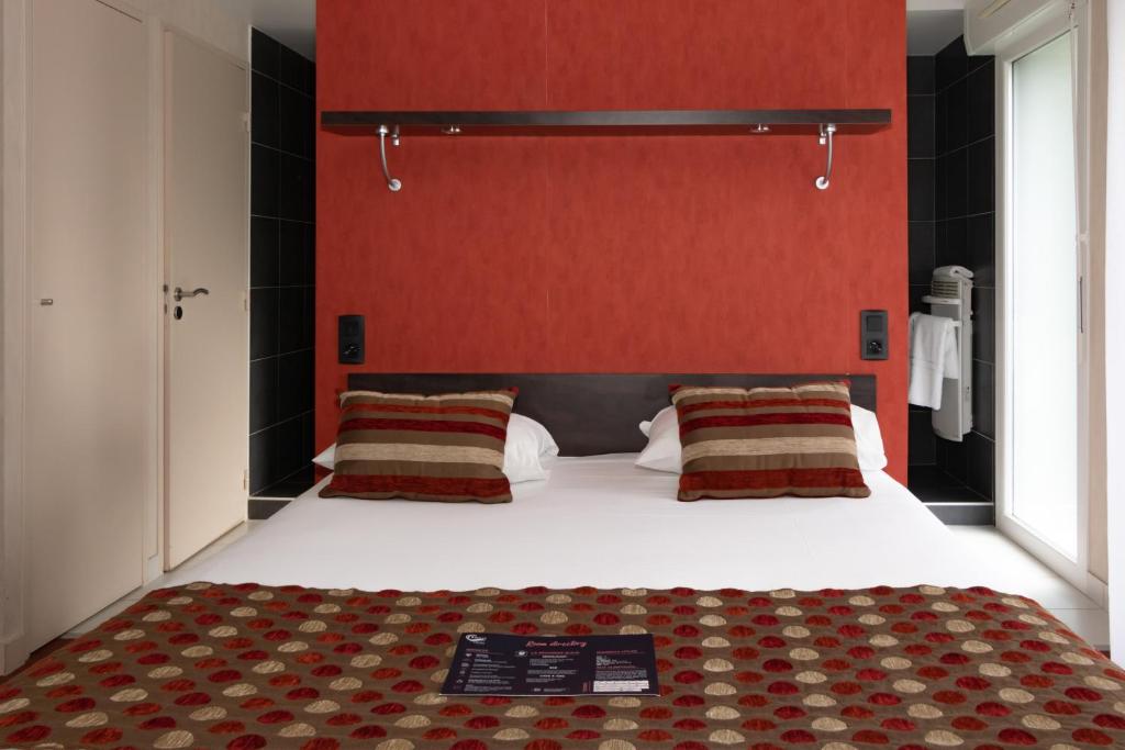 Postel nebo postele na pokoji v ubytování Logis Golfe Hotel