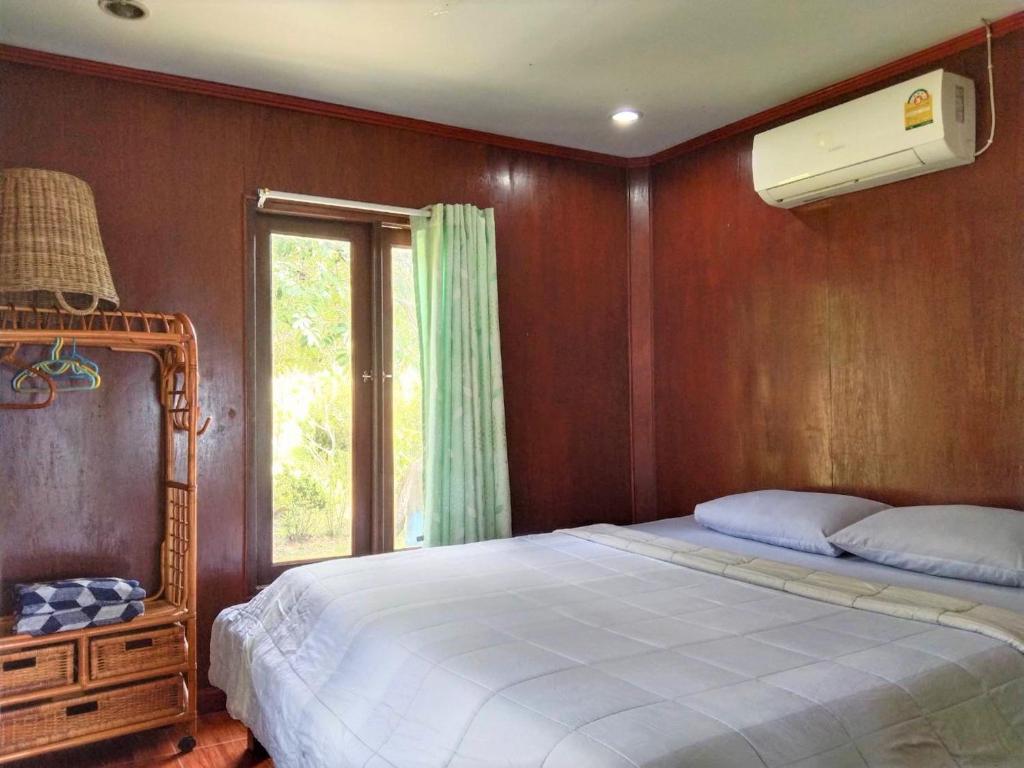 Postel nebo postele na pokoji v ubytování Leam Sai Bungalows Koh Yao Noi