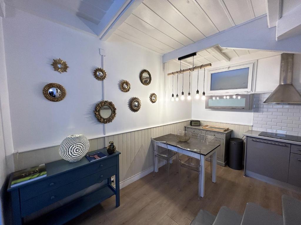 Kuchyňa alebo kuchynka v ubytovaní Maison chaleureuse à Trouville-sur-Mer avec vue sur la ville