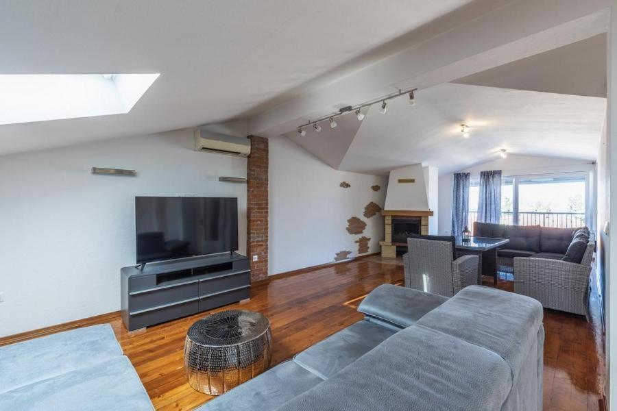 TV a/nebo společenská místnost v ubytování Penthouse Lorena