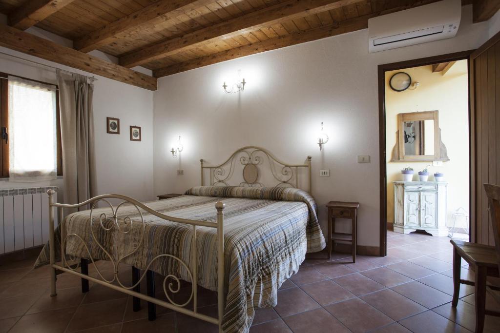 ein Schlafzimmer mit einem Bett in einem Zimmer in der Unterkunft Affittacamere Mariella in Levanto