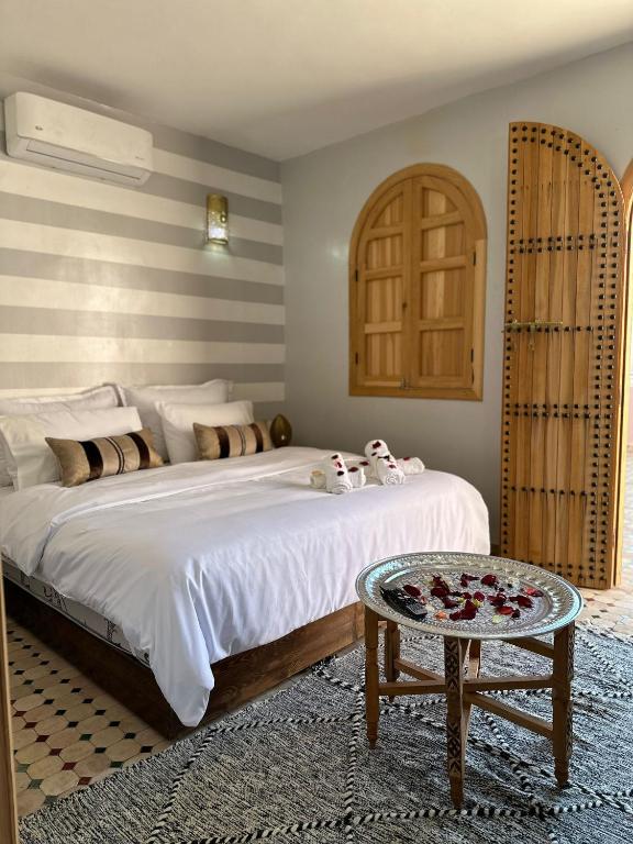 Postel nebo postele na pokoji v ubytování Riad Fes Colors & SPA - Family Lodging