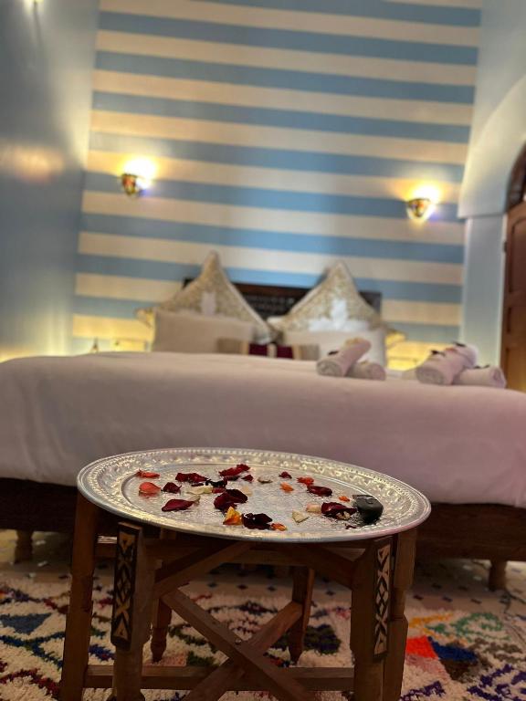 Postel nebo postele na pokoji v ubytování Riad Fes Colors & SPA - Family Lodging