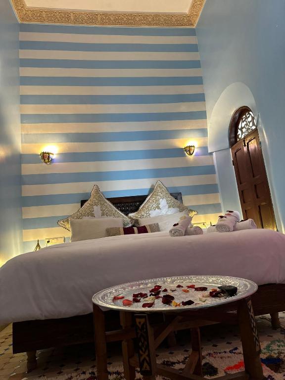 Postel nebo postele na pokoji v ubytování Riad Fes Colors & SPA - Family Lodging