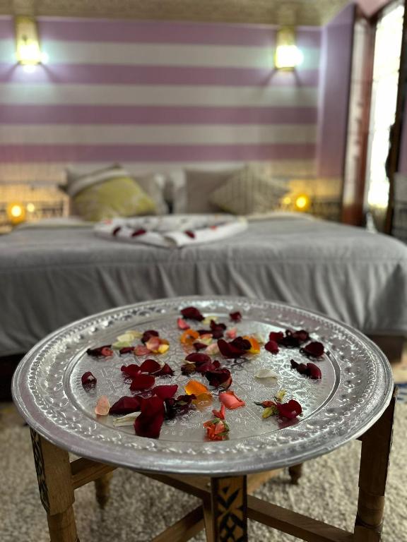 Postel nebo postele na pokoji v ubytování Riad Fes Colors & SPA - Family Lodging